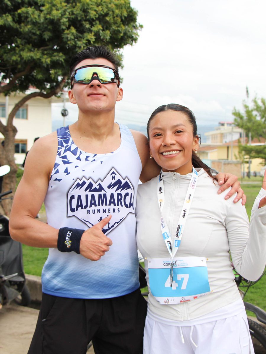 Dos corredores con sus medallas tras cruzar la meta