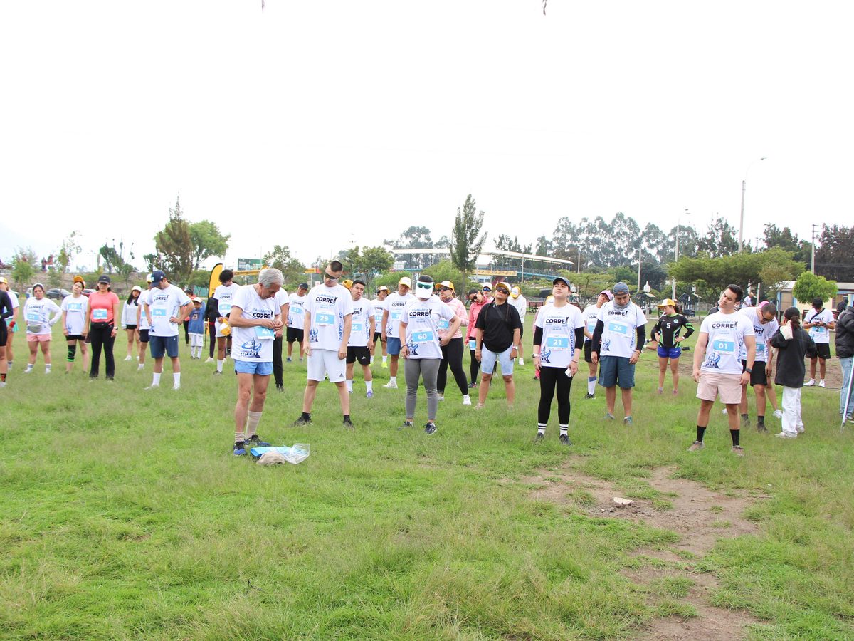 Participantes reunidos en la zona de salida antes de la partida