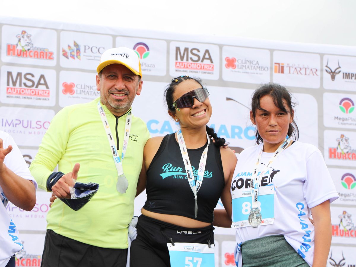 Tres finishers celebrando con sus medallas